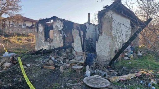 K&ouml;yde yalnız yaşıyordu, k&uuml;le d&ouml;nen evde cesedi bulundu
