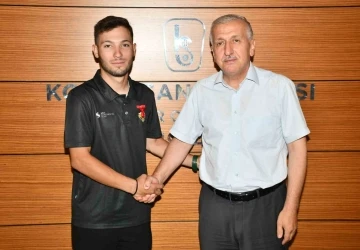 KSO Başkanı B&uuml;y&uuml;keğen Avrupa ikincisi olan bisiklet&ccedil;iyi &ouml;d&uuml;llendirdi
