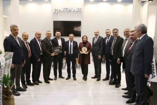 KTO ve KAYSO y&ouml;netimi, İstanbul Mobilya Fuarı&rsquo;nda Kayseri firmalarını yalnız bırakmadı
