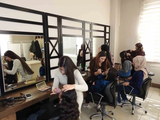 Kuaf&ouml;rl&uuml;k kursuna katılan gen&ccedil; kızların hayali kendi iş yerini a&ccedil;mak
