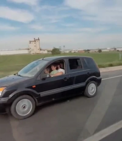 Kucağında &ccedil;ocukla araba kullanan s&uuml;r&uuml;c&uuml; tehlikeye davetiye &ccedil;ıkardı
