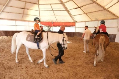 K&uuml;&ccedil;&uuml;k biniciler at sırtında b&uuml;y&uuml;k adımlar atıyor
