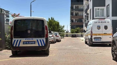 K&uuml;&ccedil;&uuml;k &ccedil;ocuğuyla 8&rsquo;inci kattan atladı:  'Anne &ouml;ld&uuml;, &ccedil;ocuk ağır yaralandı'