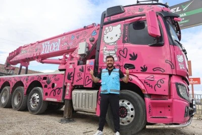 K&uuml;&ccedil;&uuml;k kızının isteğini kırmayan baba ilgi odağı oldu! 