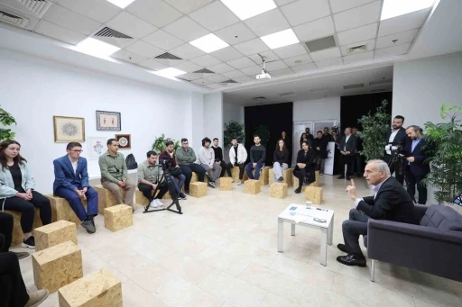 K&uuml;&ccedil;&uuml;k&ccedil;ekmece Belediye Başkanı Kemal &Ccedil;ebi gen&ccedil;lerle buluştu
