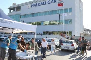 K&uuml;&ccedil;&uuml;k&ccedil;ekmece Belediye Başkanı Kemal &Ccedil;ebi vatandaşlara aşure ikramında bulundu
