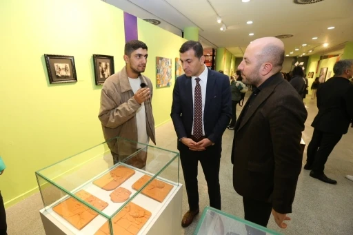 K&uuml;&ccedil;&uuml;k&ccedil;ekmece Belediyesi "&Ccedil;izgi Dışı" sergisini sanatseverlerin beğenisine sundu
