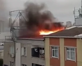 K&uuml;&ccedil;&uuml;k&ccedil;ekmece'de 2 katlı binanın &ccedil;atısında &ccedil;ıkan yangın s&ouml;nd&uuml;r&uuml;ld&uuml;