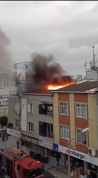 K&uuml;&ccedil;&uuml;k&ccedil;ekmece'de 2 katlı binanın &ccedil;atısında &ccedil;ıkan yangın s&ouml;nd&uuml;r&uuml;ld&uuml;