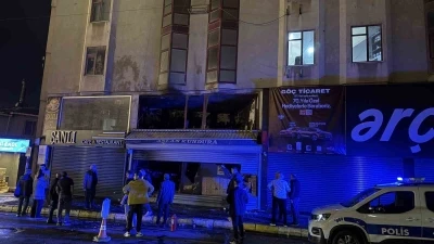 K&uuml;&ccedil;&uuml;k&ccedil;ekmece&rsquo;de ayakkabı d&uuml;kkanında korkutan yangın
