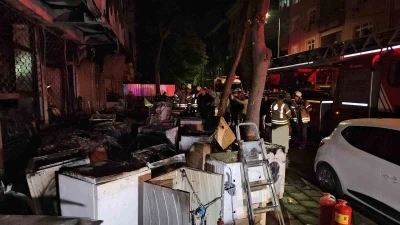 K&uuml;&ccedil;&uuml;k&ccedil;ekmece&rsquo;de beyaz eşya deposunda &ccedil;ıkan yangın 3 katlı binayı k&uuml;l etti
