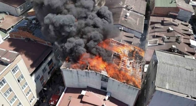 K&uuml;&ccedil;&uuml;k&ccedil;ekmece&rsquo;de binanın &ccedil;atısı alev alev yandı
