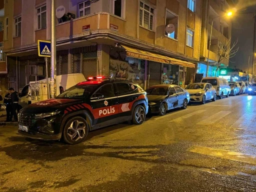 K&uuml;&ccedil;&uuml;k&ccedil;ekmece&rsquo;de cadde ortasında silahlı saldırı: 1 yaralı
