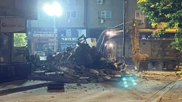 K&uuml;&ccedil;&uuml;k&ccedil;ekmece&rsquo;de &ccedil;&ouml;ken binanın yanındaki 3 katlı bina kontroll&uuml; şekilde yıkıldı
