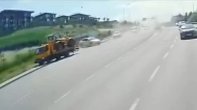 K&uuml;&ccedil;&uuml;k&ccedil;ekmece'de &ccedil;ekici devrildi; şof&ouml;r yaşamını yitirdi