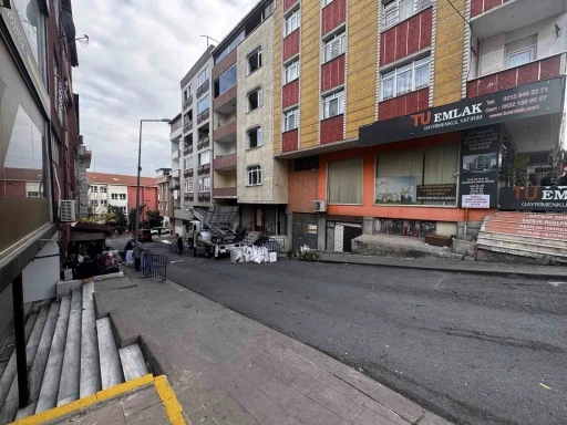 K&uuml;&ccedil;&uuml;k&ccedil;ekmece&rsquo;de kolonları patlayan 5 katlı bina tahliye ediliyor
