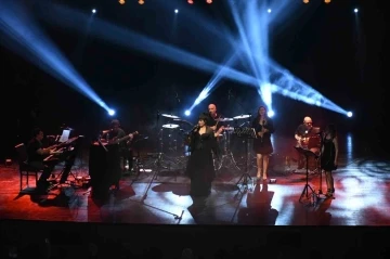 K&uuml;&ccedil;&uuml;k&ccedil;ekmece&rsquo;de Sevgililer G&uuml;n&uuml;&rsquo;nde Ayşeg&uuml;l Aldin&ccedil; sahne aldı
