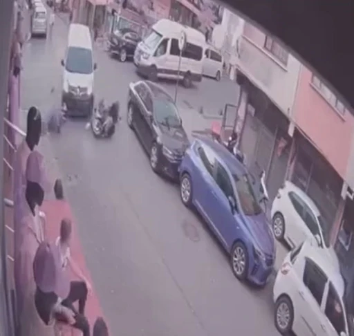 K&uuml;&ccedil;&uuml;k&ccedil;ekmece&rsquo;de ters y&ouml;nden gelen ara&ccedil; ve motosiklet &ccedil;arpıştı: 2 yaralı
