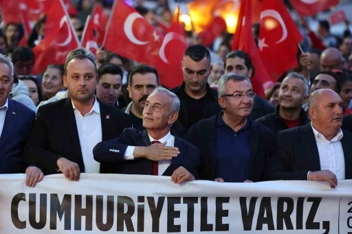 K&uuml;&ccedil;&uuml;k&ccedil;ekmece&rsquo;de vatandaşlar Cumhuriyet Bayramı coşkusunu Hande Yener konseri ile yaşadı
