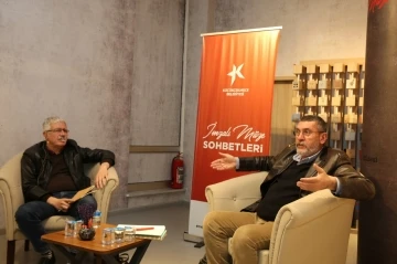 K&uuml;&ccedil;&uuml;k&ccedil;ekmece&rsquo;deki İmzalı Kitaplar M&uuml;zesi&rsquo;ne &uuml;nl&uuml; spor yorumcusu Cem Dizdar konuk oldu
