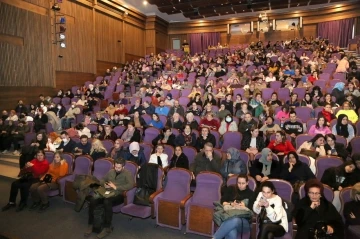 K&uuml;&ccedil;&uuml;k&ccedil;ekmeceli 50 yetişkin, hayatlarında ilk kez tiyatro izledi
