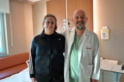 K&uuml;&ccedil;&uuml;ltmek istediği midesi ters tarafta &ccedil;ıktı, doktorlar &ouml;nce mideyi bulup sonra k&uuml;&ccedil;&uuml;ltt&uuml;
