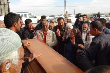 Kuduz nedeniyle hayatını kaybeden &ccedil;ocuk g&ouml;zyaşları i&ccedil;inde toprağa verildi