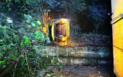 K&uuml;k&uuml;rtl&uuml;'de  otomobil, 10 metrelik y&uuml;kseklikten bah&ccedil;eye u&ccedil;tu