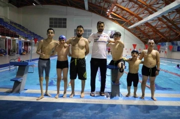 Kula&ccedil; atarak engelleri aşıyorlar
