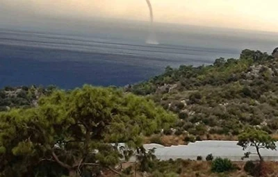 Kumluca&rsquo;da  hortum seralara zarar verdi