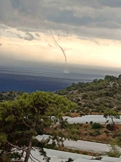 Kumluca&rsquo;da  hortum seralara zarar verdi