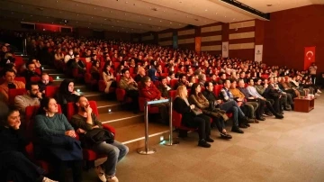 &ldquo;Kumpanyada Curcuna&rdquo; isimli oyun Başakşehirlilerle buluştu
