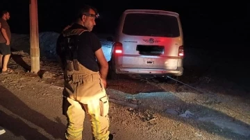 Kumsala batan minib&uuml;s uzun s&uuml;ren &ccedil;abayla kurtarıldı
