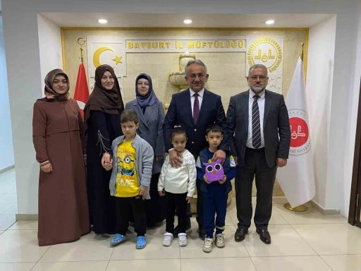 Kur&rsquo;an kursu &ouml;ğrencileri har&ccedil;lıklarını depremzede &ccedil;ocuklarla paylaşmaya devam ediyor
