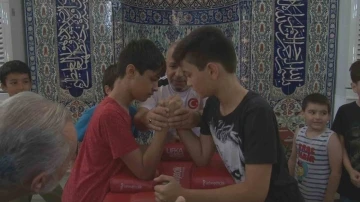 Kur&rsquo;an kursuna gelen &ccedil;ocuklar i&ccedil;in bilek g&uuml;reşi turnuvası d&uuml;zenlendi