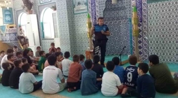 Kur&rsquo;an kursunda eğitim g&ouml;ren &ccedil;ocuklara polis ekiplerinden dolandırıcılık uyarısı
