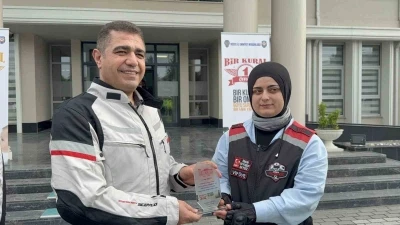 Kural ihlali yapmayan 3 motosikletliye plaket verildi
