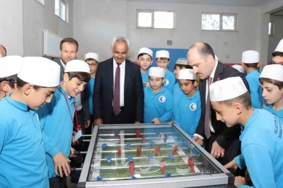 Kuran Kursu &ouml;ğrencilerine oyun grubu hediye etti
