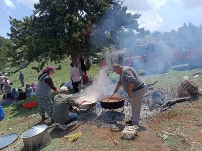 Kurban kesip yağmur i&ccedil;in dua ettiler

