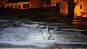 Kurşun levhaları &ccedil;almak isterken yakalandı
