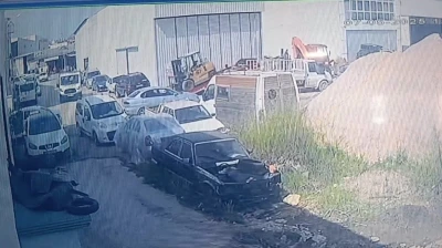 Kurtarıcıdan inerken halatı kopan forklift, park halindeki otomobile &ccedil;arptı
