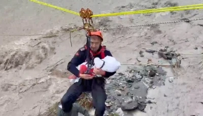 Kurtarma operasyonunda ninni s&ouml;yleyerek bebeği uyutan AFAD personeli o anları anlattı