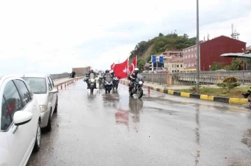 Kurtuluş Savaşı&rsquo;nda cephanenin taşındığı İstiklal Yolu&rsquo;nu motorla ge&ccedil;iyorlar
