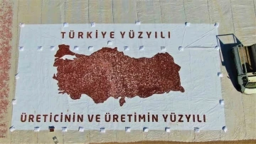 Kurutmalık domateslerle T&uuml;rkiye haritası oluşturulup &lsquo;T&uuml;rkiye Y&uuml;zyılı&rsquo; yazıldı
