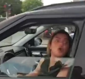 Kuryenin kaskını ezip k&uuml;frederek, ka&ccedil;tı