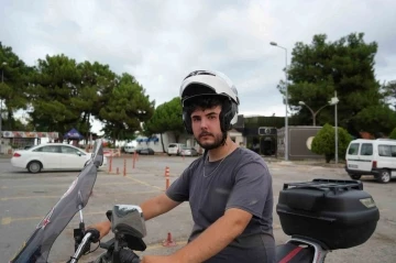 Kuryeye &ouml;nce hakaret sonra yumruk: O anlar kamerada
