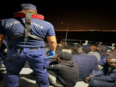 Kuşadası a&ccedil;ıklarında 29 ka&ccedil;ak g&ouml;&ccedil;men yakalandı