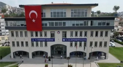 Kuşadası Belediyesi'ne operasyon: 15 g&ouml;zaltı