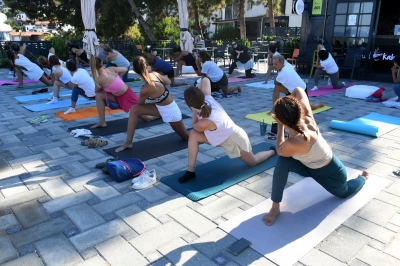 Kuşadası Belediyesi&rsquo;nin &Uuml;cretsiz Yoga Dersleri Başladı