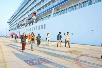 Kuşadası&rsquo;na 2023 sezonunun ilk kruvaziyer gemisiyle 841 yolcu geldi
